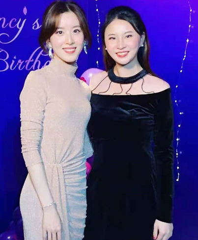 27岁章泽天参加聚会，一袭长裙尽显贵妇气质，耳