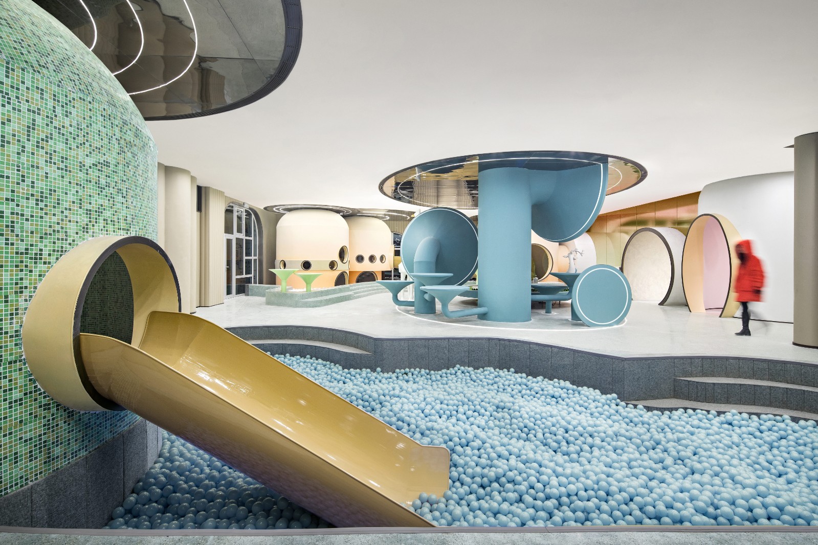 色彩斑斕的幼兒園，用設計打造一個神秘、夢幻的尋夢工廠