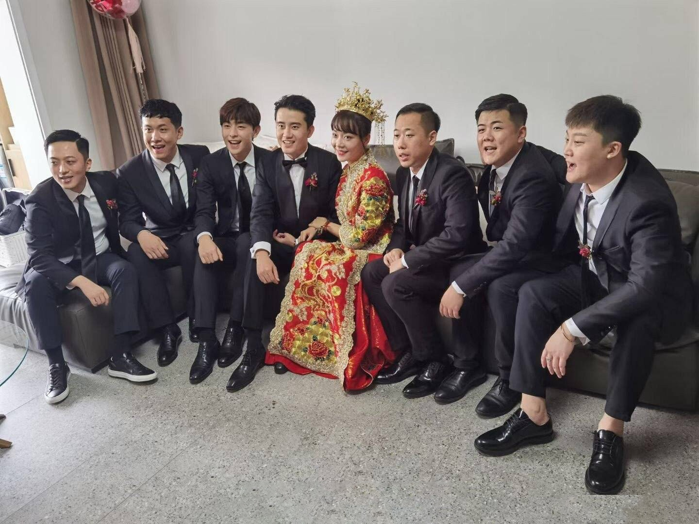 尖叫|伴娘团失声尖叫！邓伦又回“村里”当伴郎 被赞重感情舍得份子钱