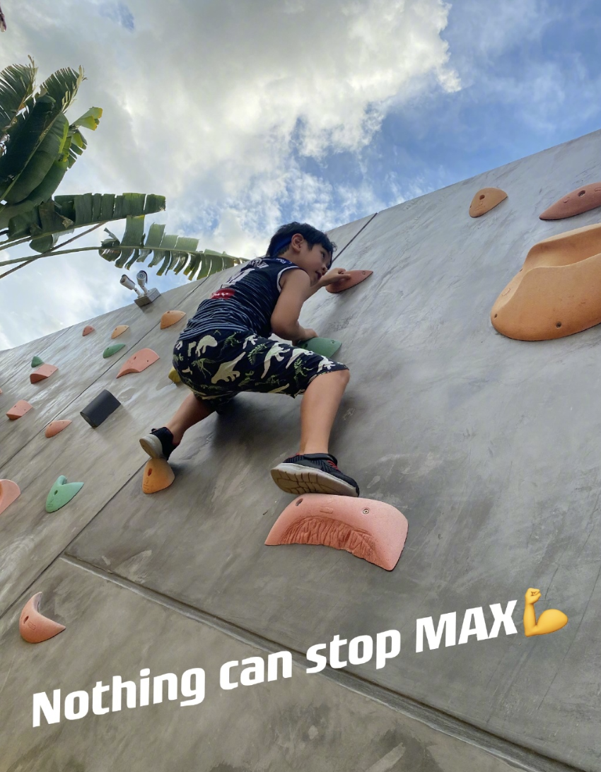 吴尊晒自拍秀肌肉，意外曝光新豪宅内景，健身房星空影院配置超全