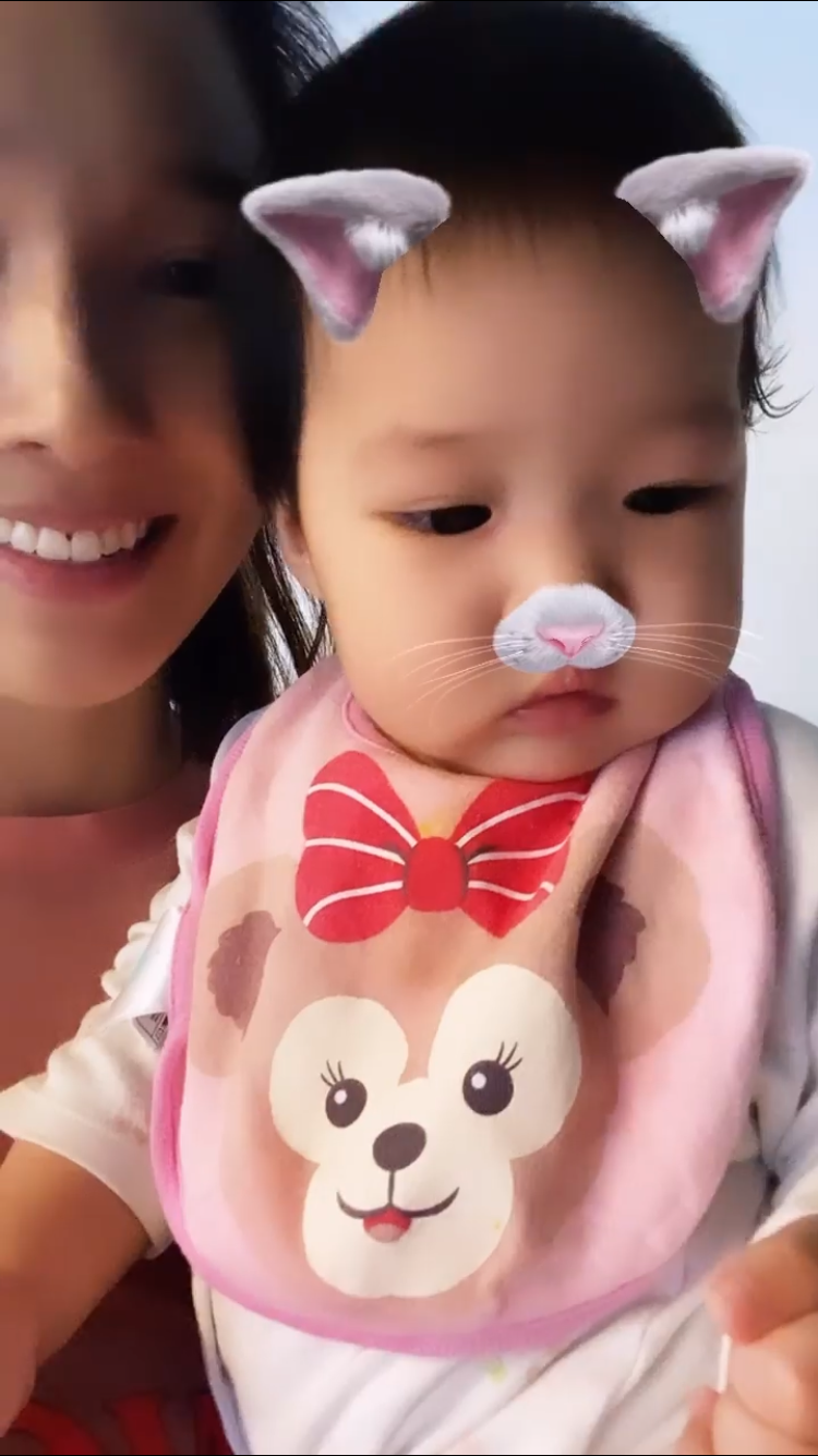 王祖蓝抱老婆人形立牌睹物思人，身高比例太绝，李亚男抱女儿卖萌