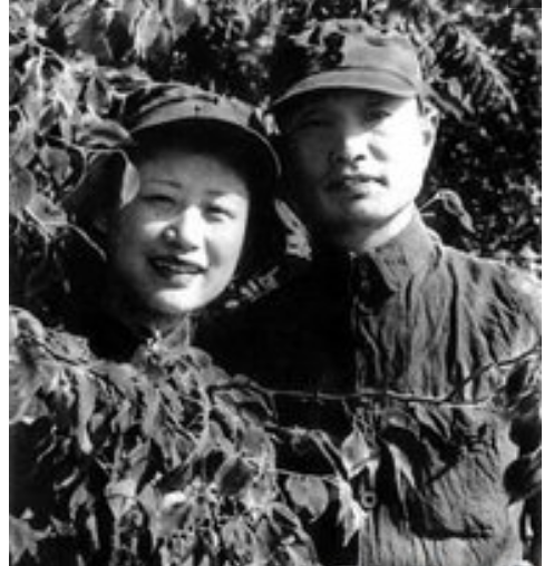 她是軍中一枝花，結(jié)婚由陳老總批準，丈夫為副總理，女婿為正國級