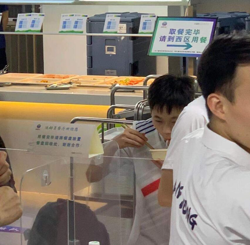 全红婵吃面照曝光！埋头猛吃眯眼直笑嘴不停，网友：红姐太可爱了