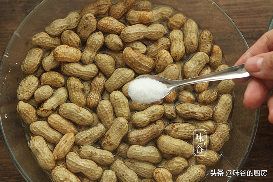 煮花生时，别直接盐水煮，多加2步，花生米又香又入味，太实用了