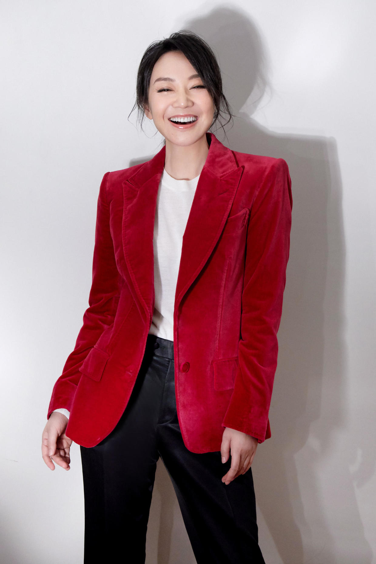 闫妮气场开挂，穿橘色上衣配黑色牛仔裤简约利