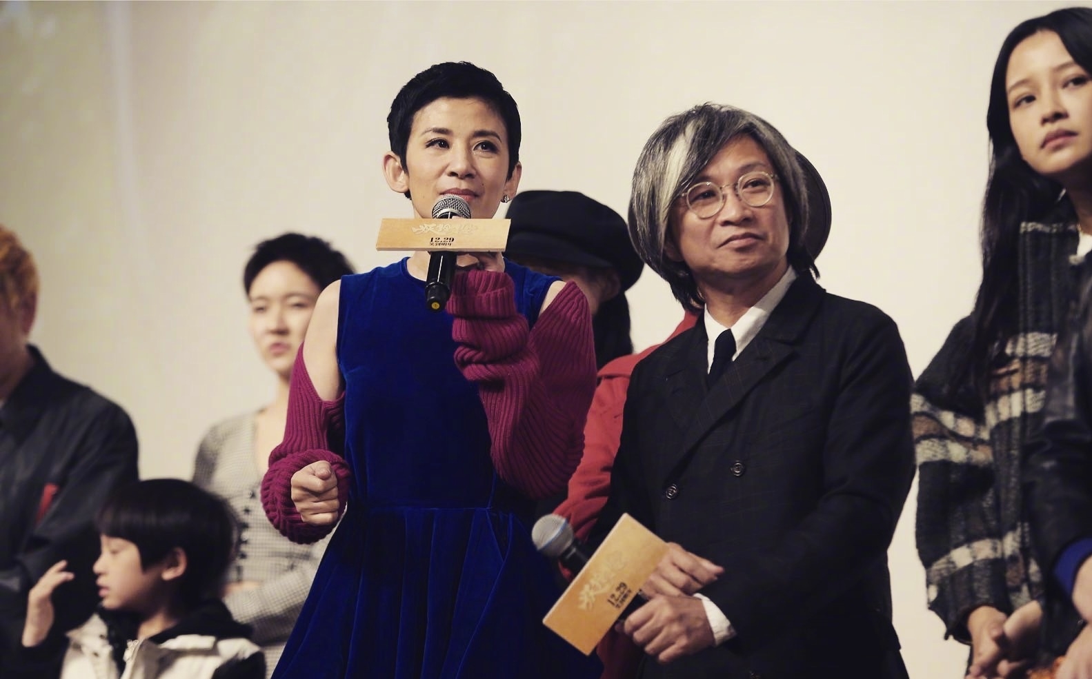 吴君如晒夫妻合影罕见秀恩爱，幽默吐槽陈可辛探班是为蹭剧组盒饭