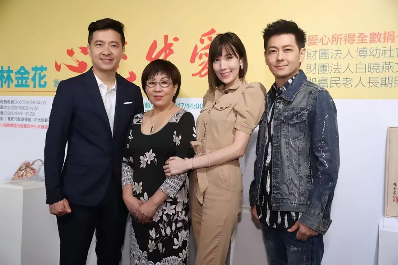 林志穎嬌妻陪丈母娘逛街，陳媽拎大牌包滿身珠寶，胖成女兒兩倍