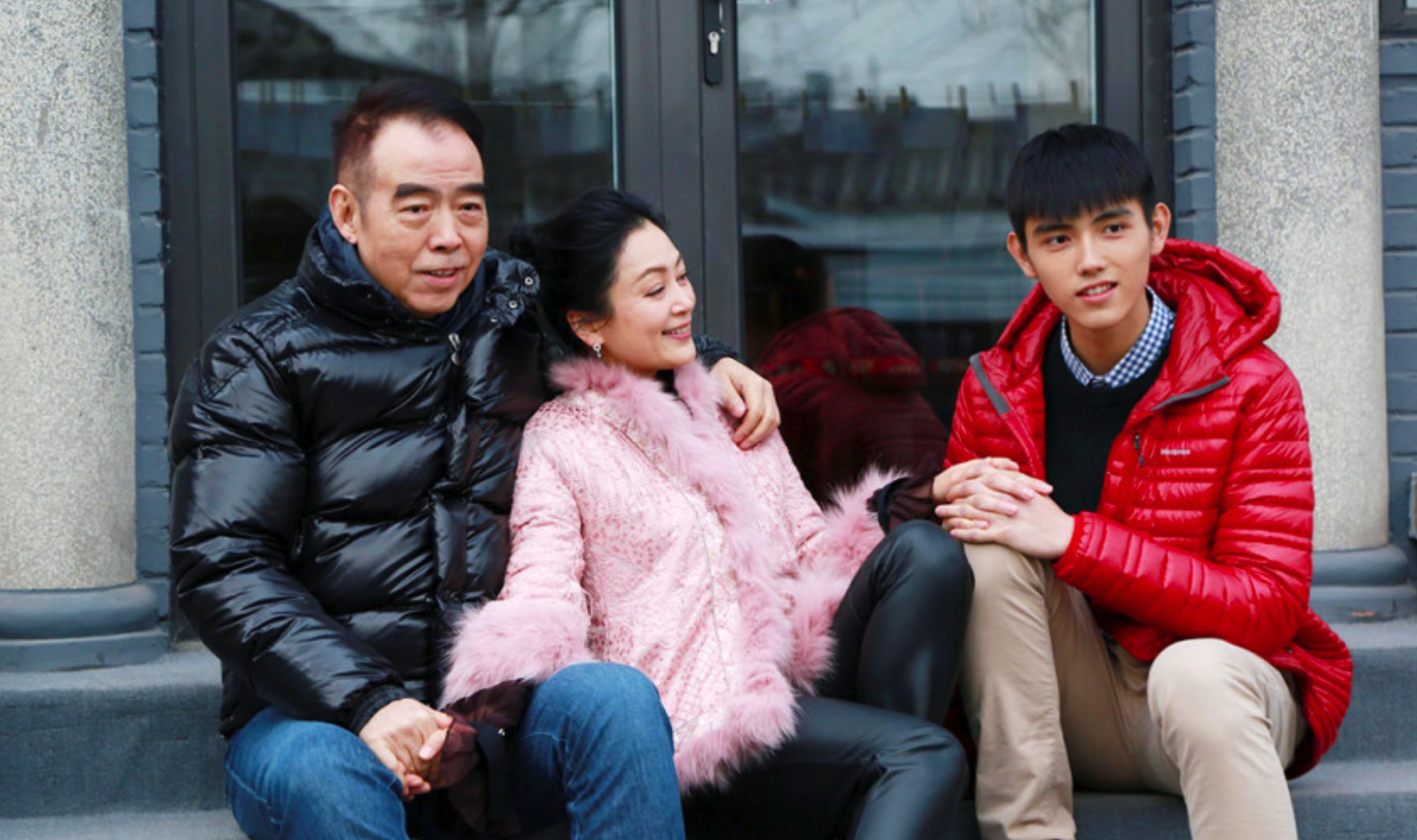 张柏芝二儿子罕曝光，侧脸不输谢霆锋，学简体字欲和爸妈来内地？