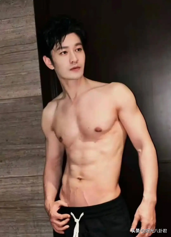 吳尊與同學合影像差一輩，黃曉明運動瘦身去油，中年男明星回春了