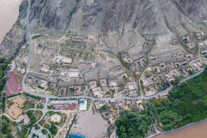 Ningxia Zhongwei Highway 66: One side of the desert and the Yellow River, there is also an ancient village hidden