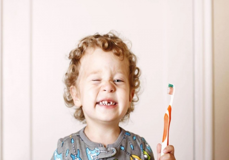 孩子不喜歡刷牙，家長無奈，常規方法不行，需另闢蹊徑