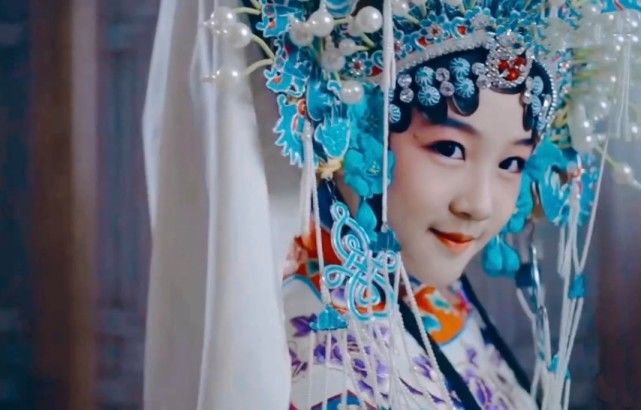 陆毅女儿再以京剧扮相出镜，贝儿造型超亮眼，举手投足尽显专业范