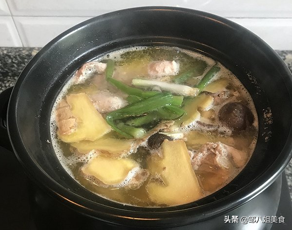 在家炖鸡汤，调料别乱放，教您详细做法，汤汁鲜香可口，总喝不够