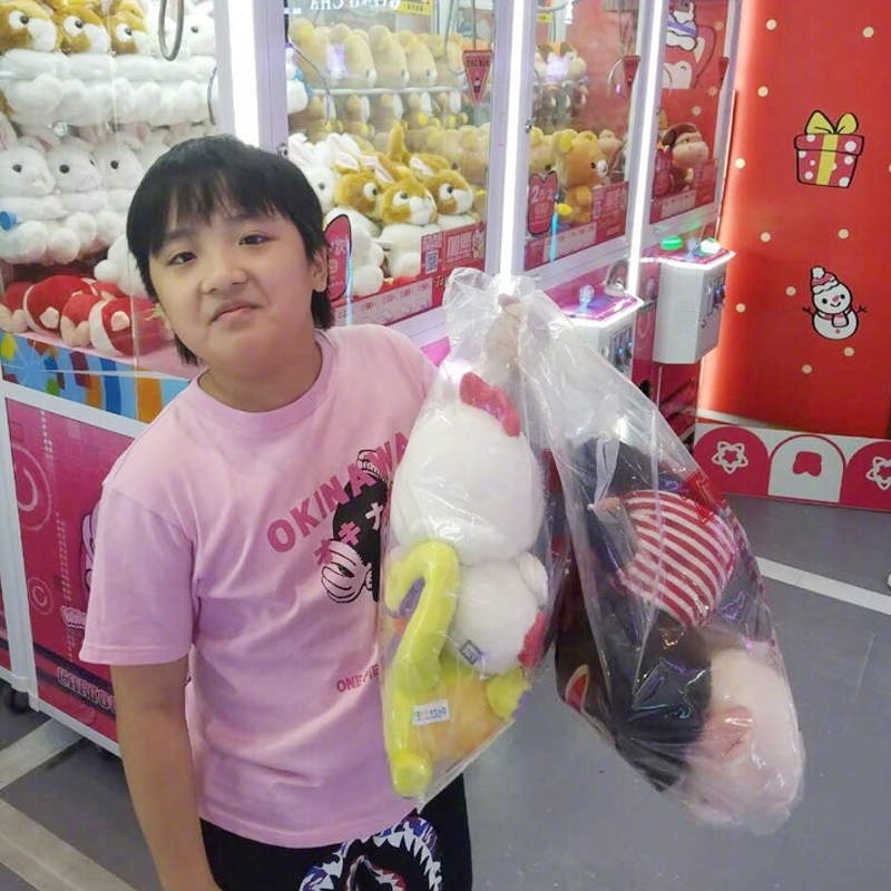 吴镇宇儿子颜值长在意料外，明显发胖伙食得多好？还好有身高撑着