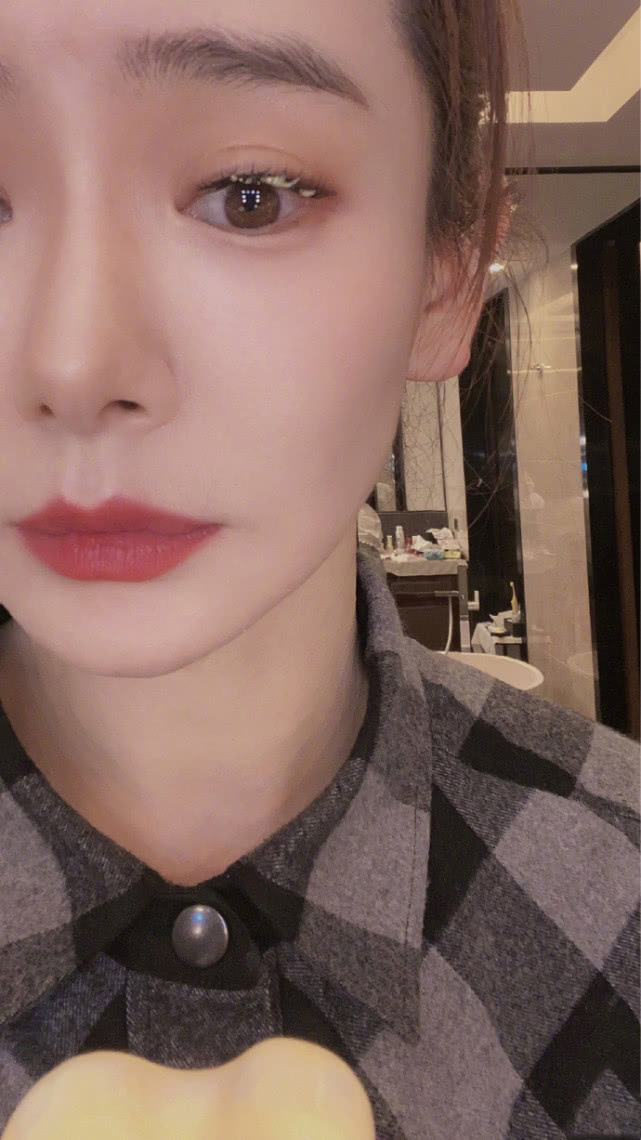 戚薇久违晒自拍美照，在线吃冰激凌表白粉丝，