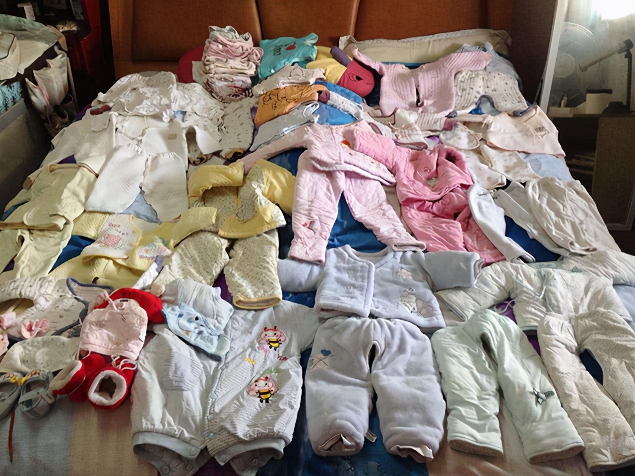 1岁女孩因常穿廉价衣物，患“白血病”，给孩子买衣服要注意三点