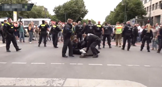 德國民眾也不干了！ 走上街頭和警察激烈對抗，但默克爾下手更狠