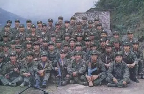 他用7发手枪子弹与敌周旋6天，死后遗体被封入水泥，只剩一只头骨