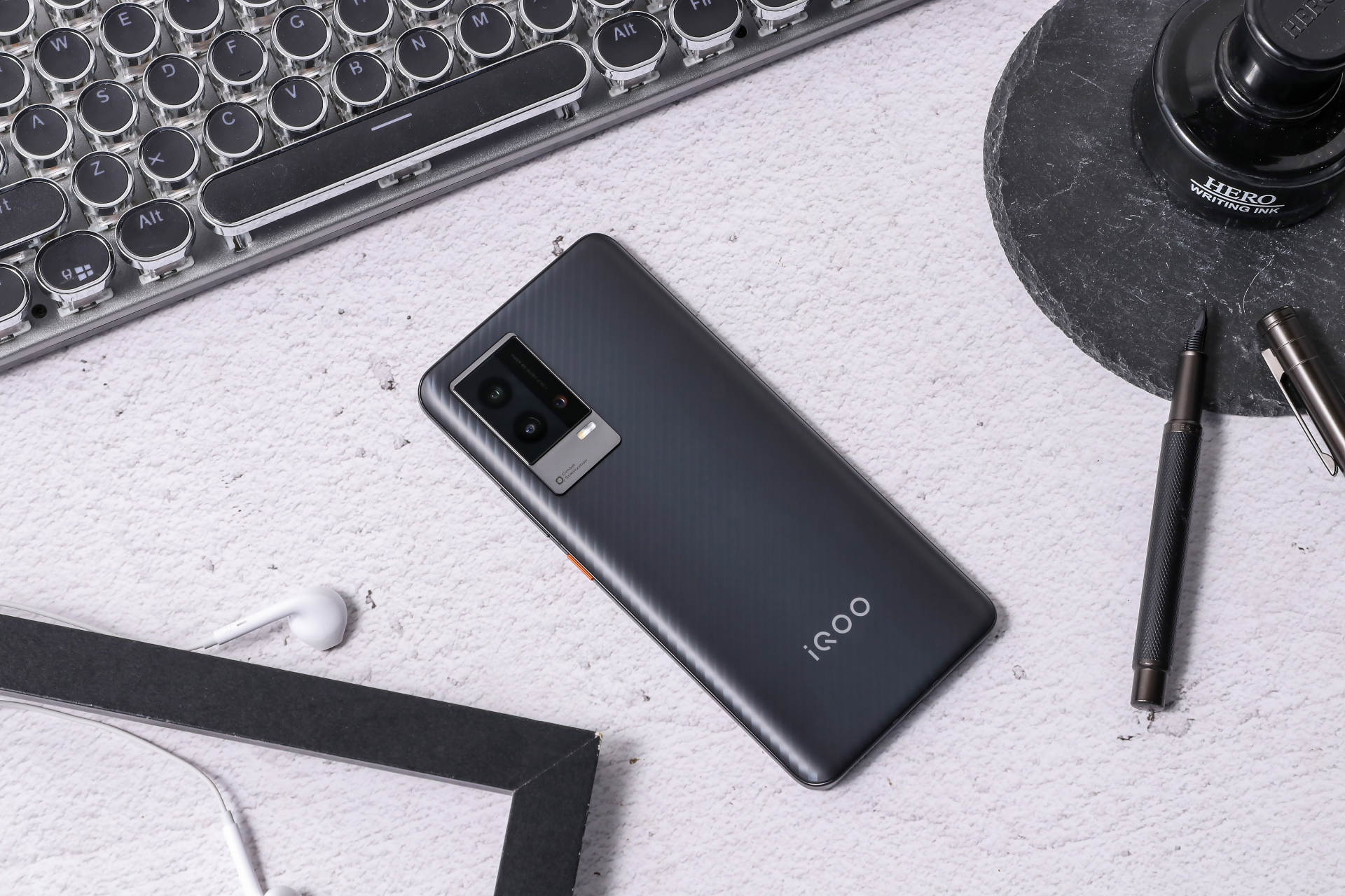 iQOO 8为何首销就成了爆款？从用户的好评中便能知道答案