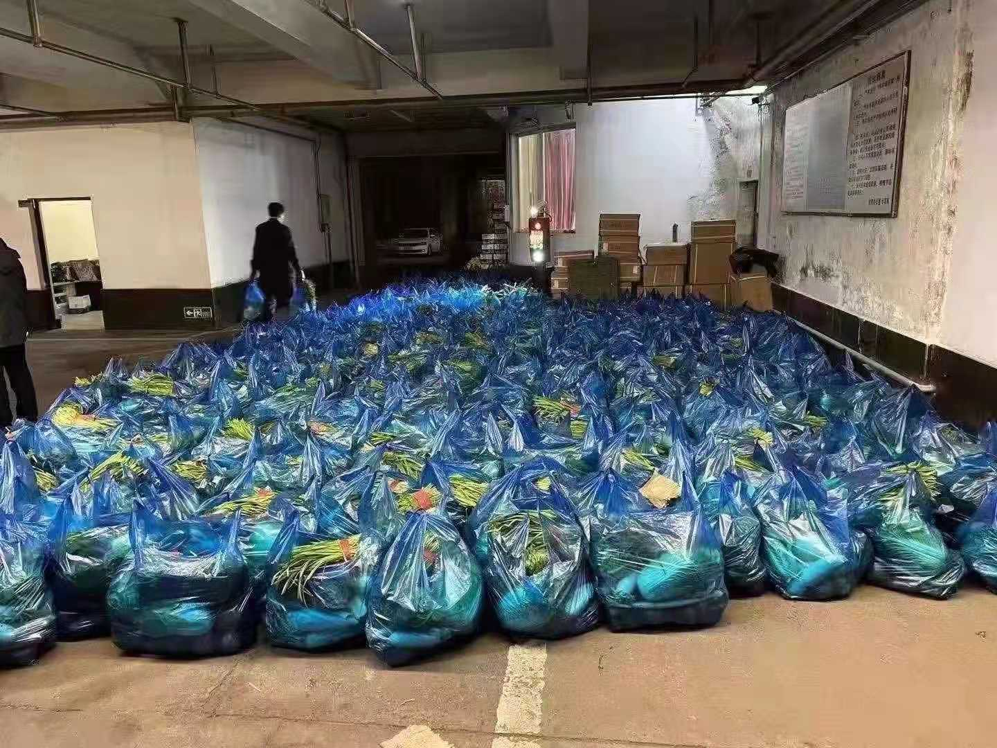 吉林通化“断菜”危机：市民买不到菜，商户有菜卖不出，心脏病老人喝粥咸菜度日，年轻人靠零食填肚子