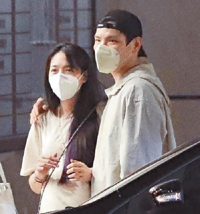 郭碧婷产女向太夫妇首露面，升级当奶奶的向太瘦了很多，难掩开心