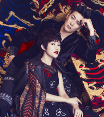 陆毅晒全家近照，鲍蕾带俩女儿出镜，一家四口共用一张脸？