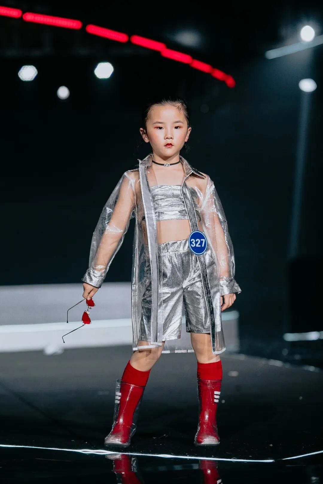 怀化赛区金灵荣获2021CATC国际童模盛典全国网络人气偶像奖