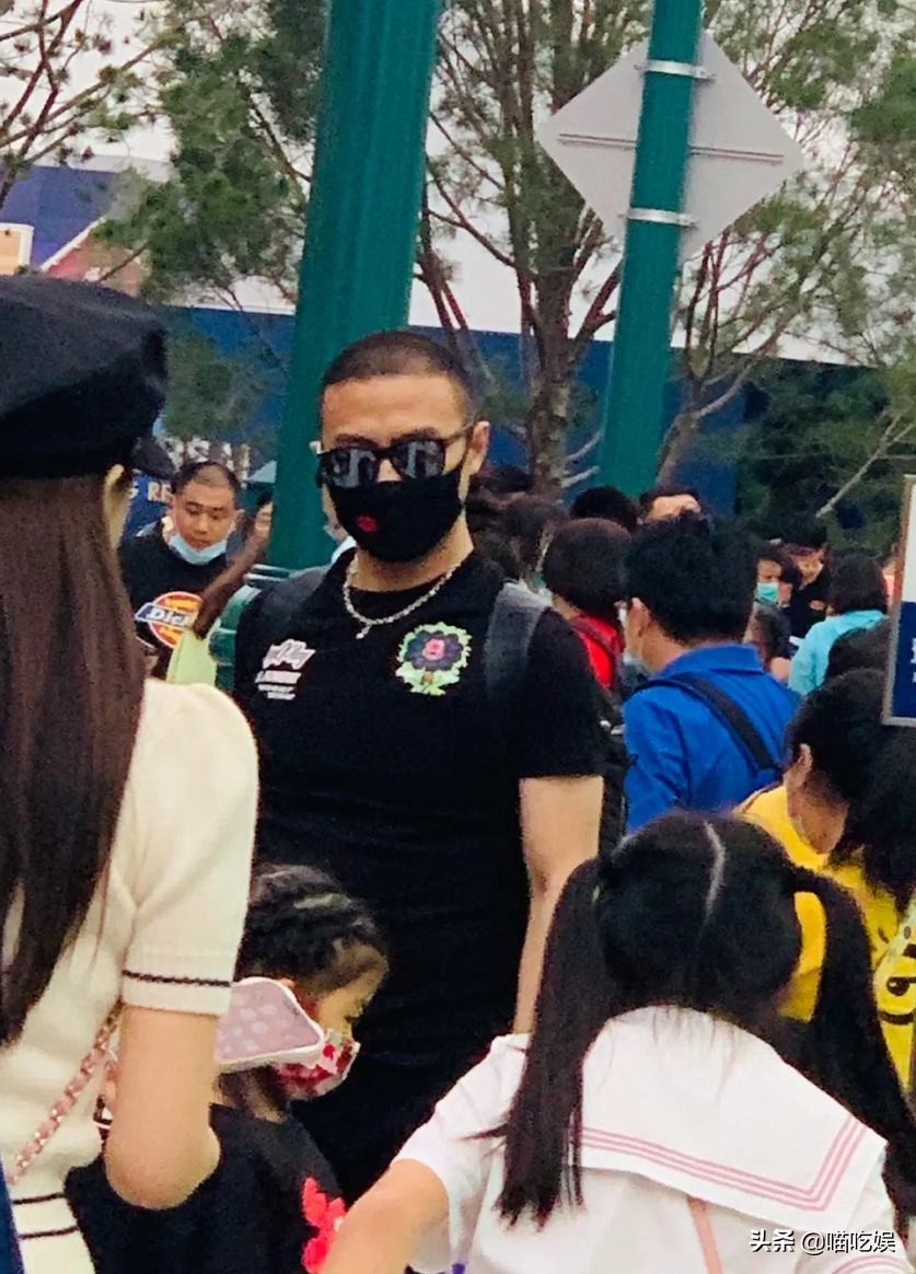 章子怡抱儿子逛环球影城，16岁继女抢镜：穿800元魔法袍亮眼