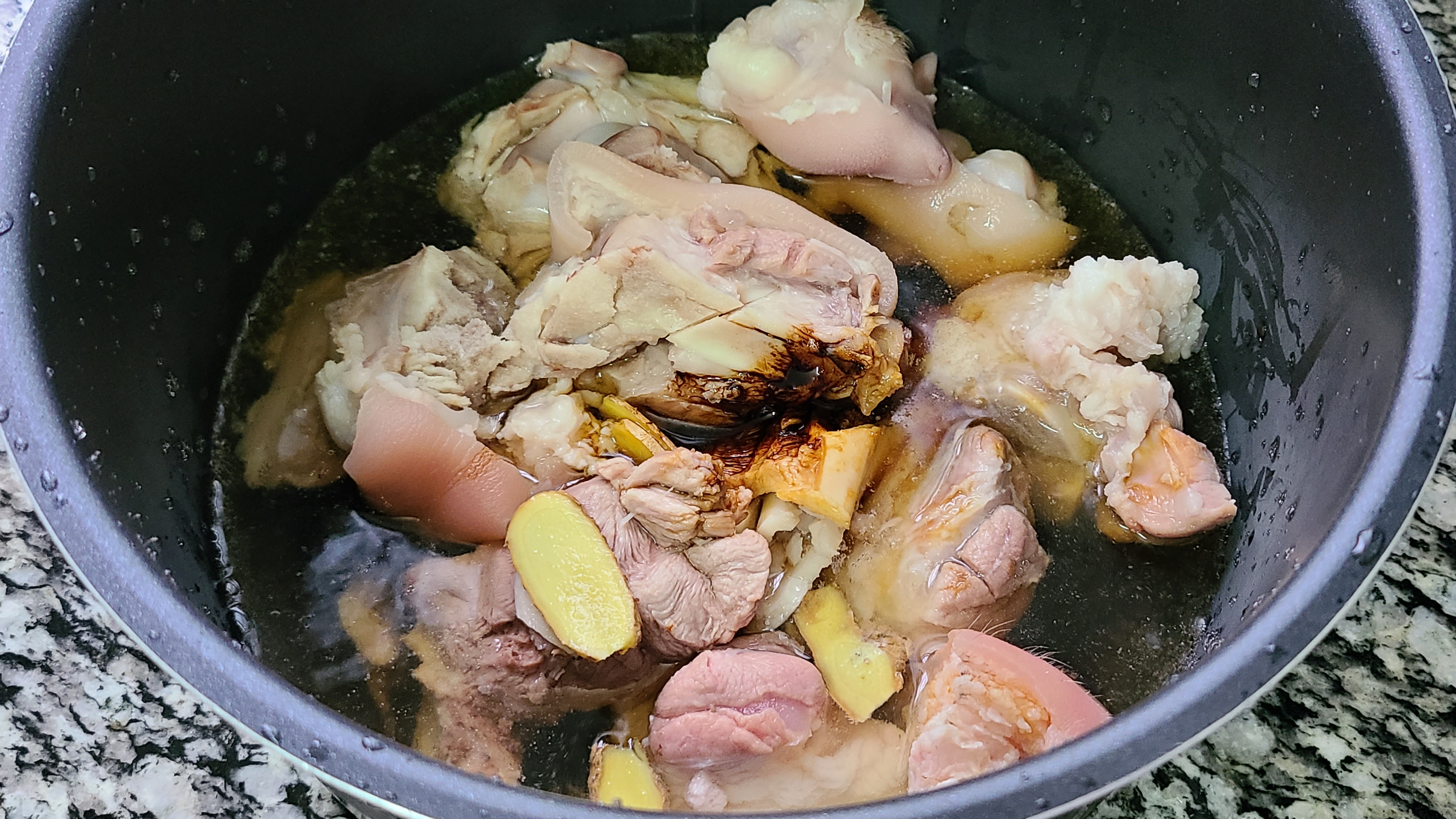 蒜香猪脚，简单好吃香味浓，这样的下饭菜，看着就嘴馋