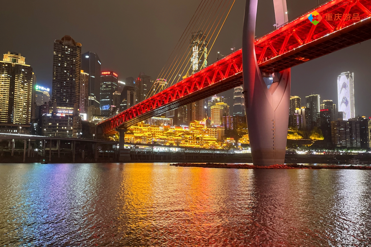 白天的洪崖洞没人喜欢？游客都是晚上才去，看看重庆人怎么说