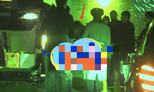 67岁成龙聚餐被拥簇排场大，86万保姆车曝光，后