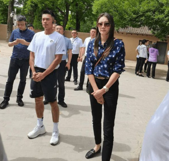 林丹4岁儿子太调皮！拿谢杏芳3万名牌包乱涂鸦，教育方式被狂赞