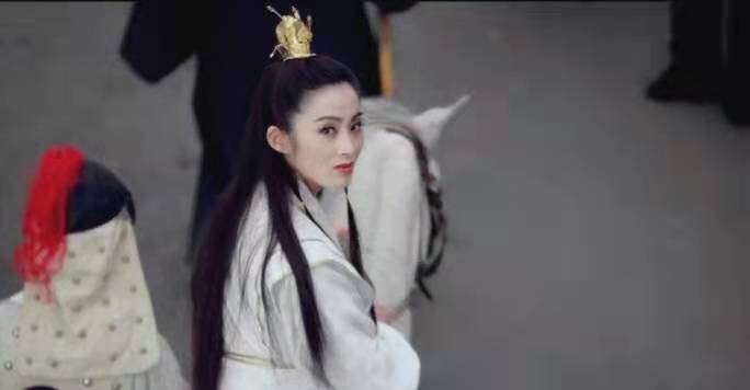 53岁张敏重现经典古装造型，一袭白裙身材超好，网友：永远的女神
