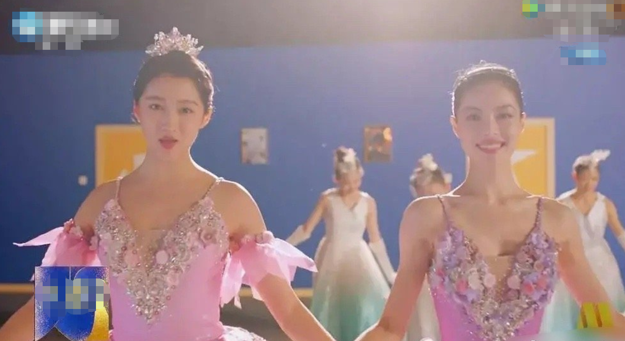 23岁关晓彤美貌不敌44岁李小冉？同框被艳压，网