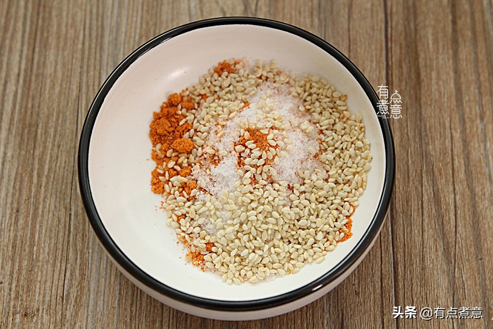 五花肉買來不炒不燉，拿葉子包起來，清香不油膩，下酒下飯真過癮