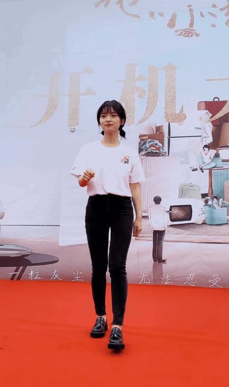 沈月近照简直像换了个人，大象腿变“筷子腿”，网友：逆袭了