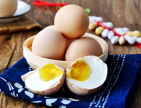 图片[1]-腌咸鸡蛋的做法步骤图 鸡蛋香醇入味流油还起沙-起舞食谱网