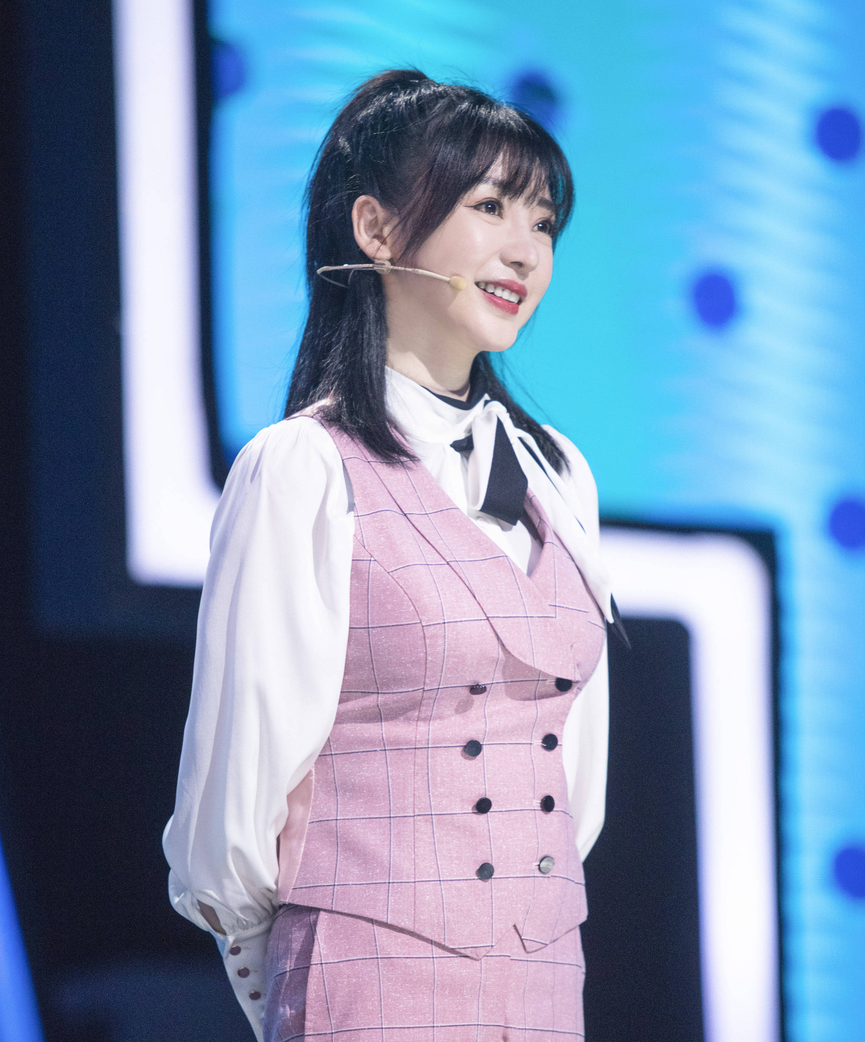 有谢娜沈腾李诞加盟，新节目《笑起来真好看》