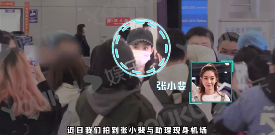 张小斐现身被簇拥！全身行头上万筷子腿抢镜，和男助理说笑似情侣