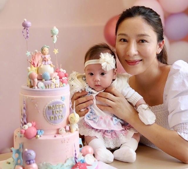 楊怡夫妻為愛女慶生，女兒眼睛大超可愛，楊怡高齡生產後顯老