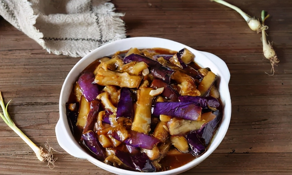 To fry eggplant, put the oil first, it is wrong. The chef teaches you