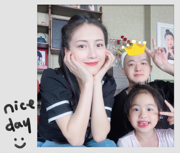包文婧曬全家福為包貝爾慶生，6歲餃子變化大，大眼雙眼皮超漂亮