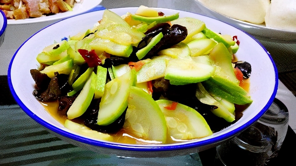 炒西葫芦最忌直接下锅,难怪发黄出水不好吃,大厨教你这样做才对