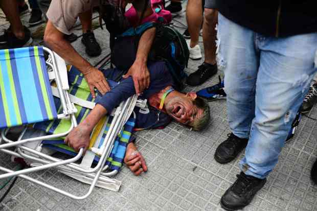 国之哀伤：马拉多纳去世，数百名球迷为看最后一眼与警察发生冲突