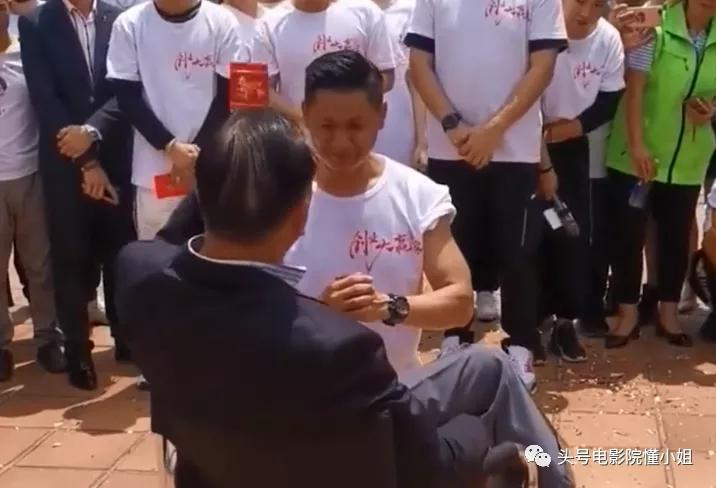 63岁万梓良收徒用钱敲头,做大哥人戏合一,改变周星驰林家栋命运