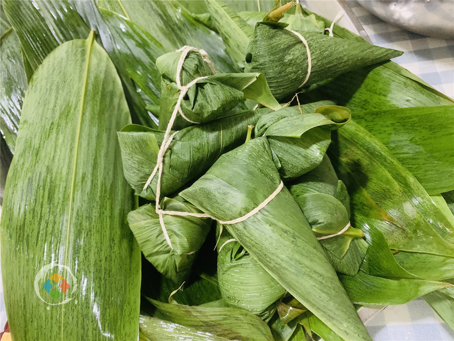 重庆的粽子有多独特？咸甜皆可，白粽子蘸糖吃，腊肉粽子最奢华