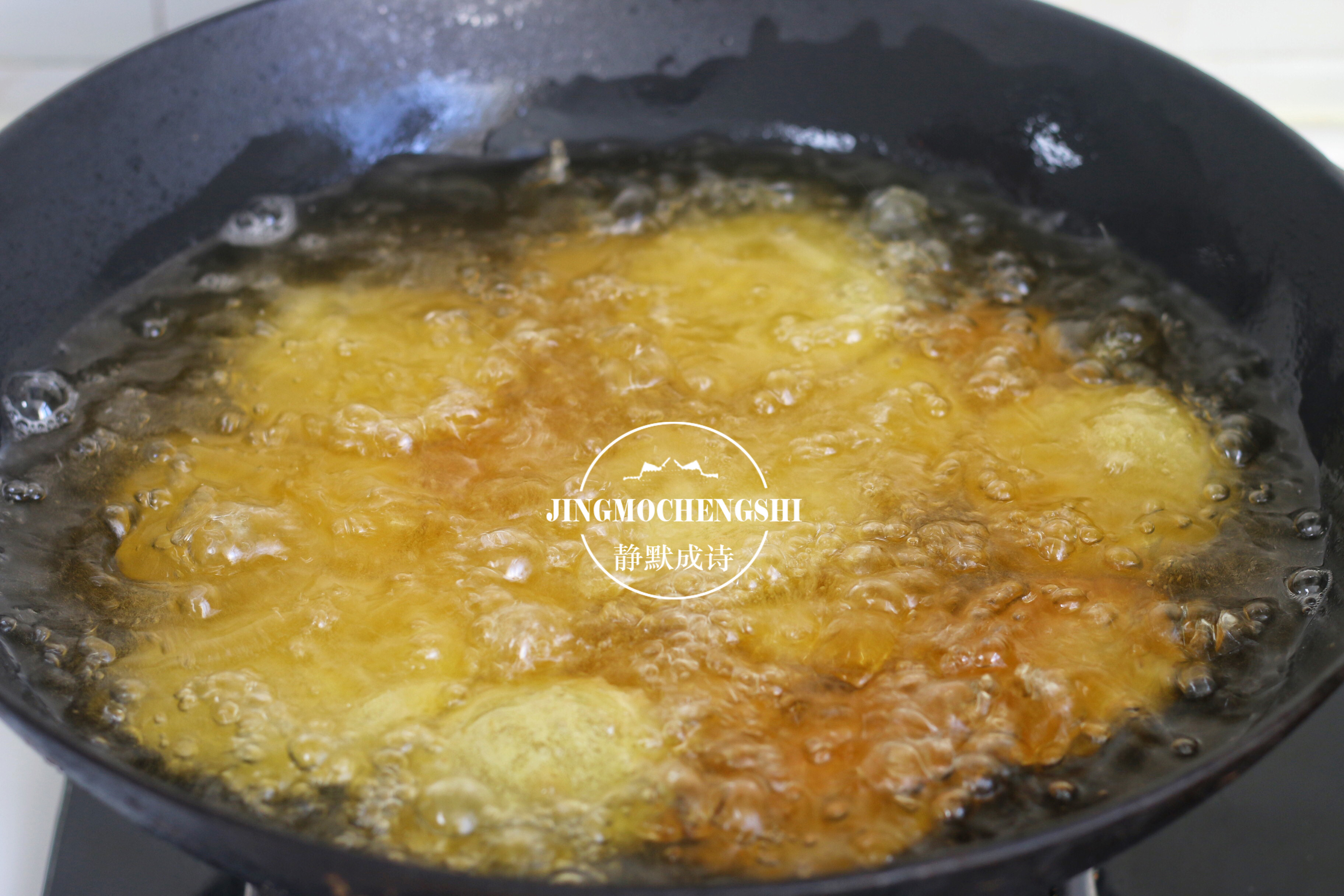 油炸糕的正確做法，不用酵母，不開裂不露餡兒，外酥裡糯吃不夠