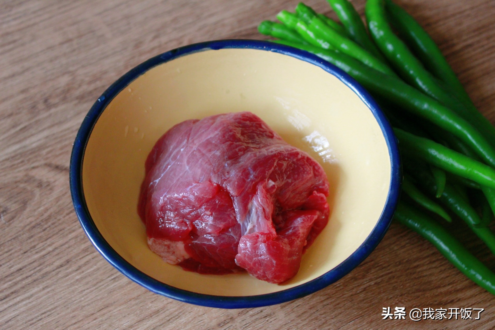 Stir-fried Beef Tenderloin with Hang Pepper. Learn to cook it. The beef tenderloin is tender and tasty without getting old. The skills are all here