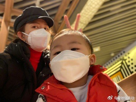 蔡少芬帶兒子逛公園，1歲魚蛋穿短袖滿場跑，孩子多卻不戴口罩