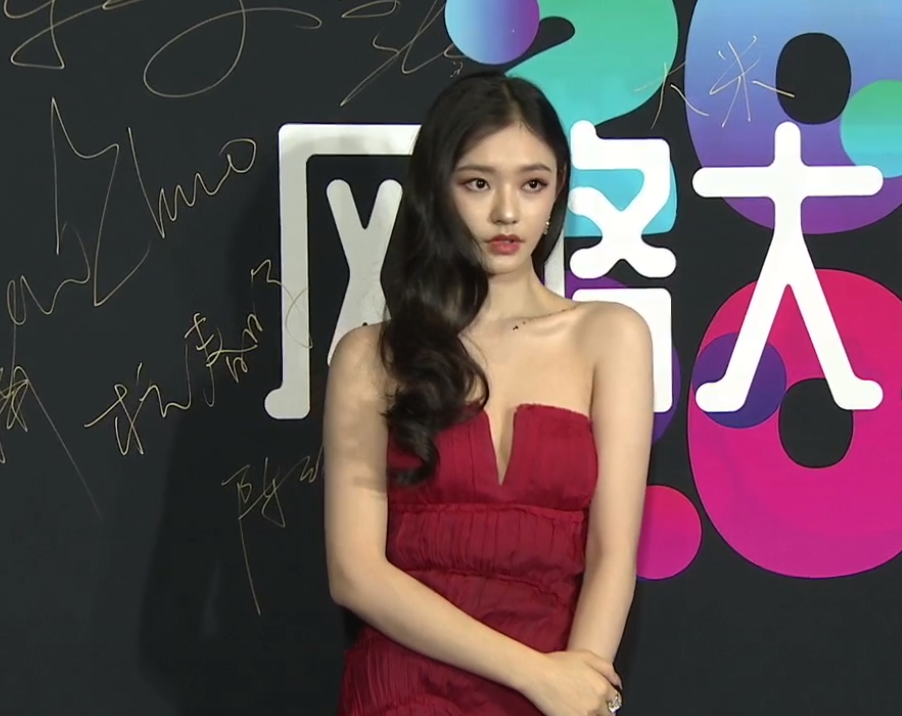 风格大赏明星穿搭：惠英红像鸡毛掸子，许佳琪